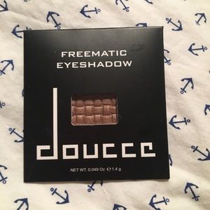 Doucce eye shadow sample